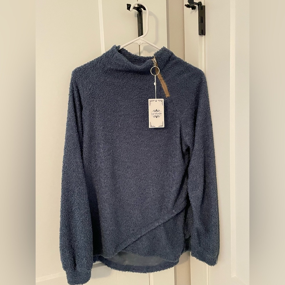 La mode Still has tags never worn blue fuzzy jacket perfect for winter